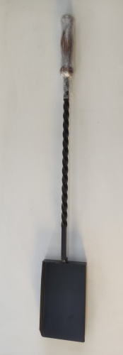 Совок  кованный с деревянной ручкой черный от магазина Казан мангал 24 Екареринбург