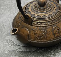 Чайник с ситом 600 мл "Виктори. Золото", цвет черный от магазина Казан мангал 24 Екареринбург